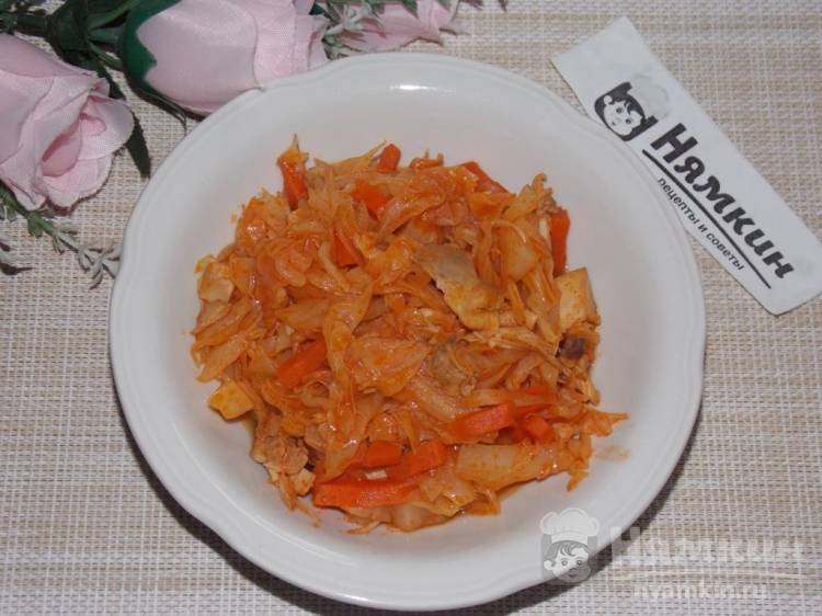 Тушеная капуста с куриным мясом и морковью в мультиварке