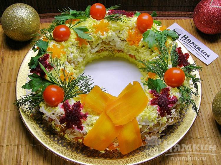 Новогодний салат Мимоза в форме венка с консервированной горбушей