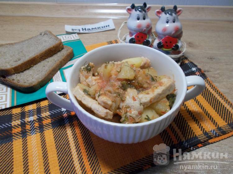 Тушеная картошка с мясом, луком и томатным соусом в мультиварке