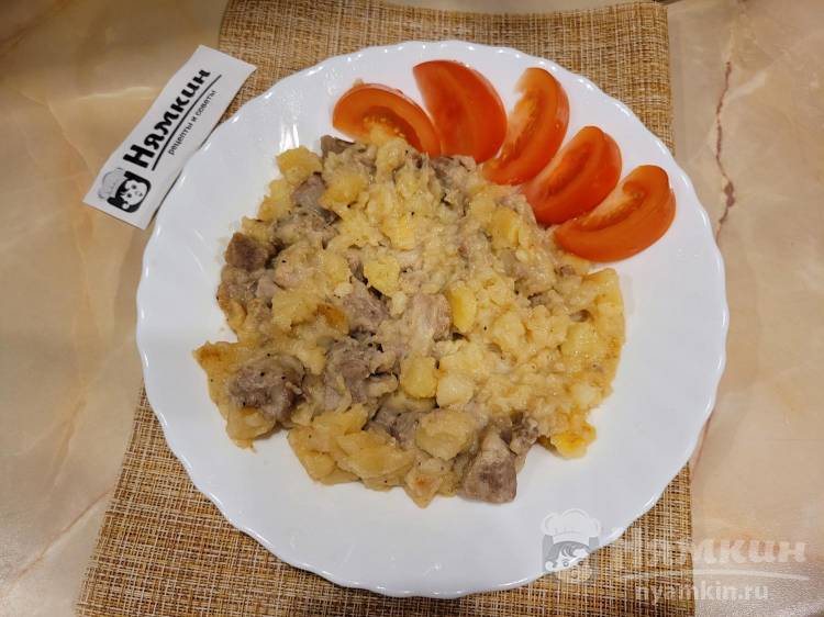 Тушёная свинина с картошкой на сковороде в майонезном соусе