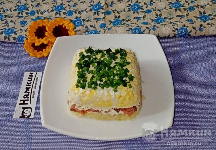 Слоеный салат из горбуши с сыром, чесноком и яйцами