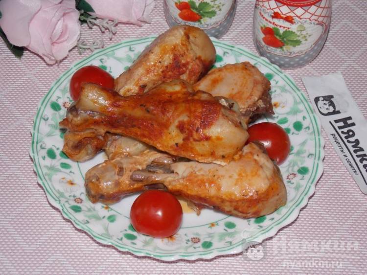 Куриные голени в соусе из сметаны и томатной пасты в духовке