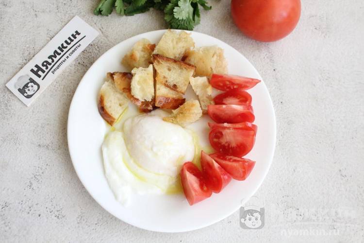 Яйцо пашот с гренками и свежими помидорами на завтрак