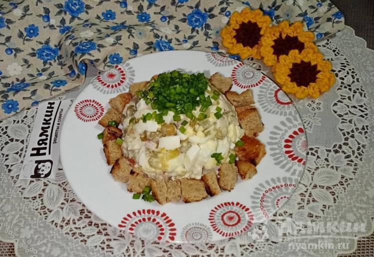 Салат с горошком, грудинкой, яйцами и солеными огурцами