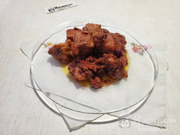 Тушёная свинина с луком и замороженной вишней на сковороде