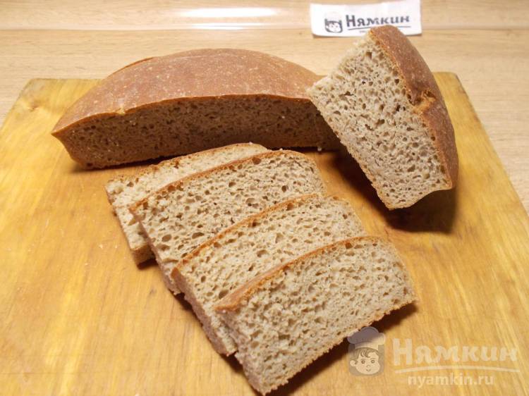 Серый хлеб на закваске с медом и кориандром в форме 