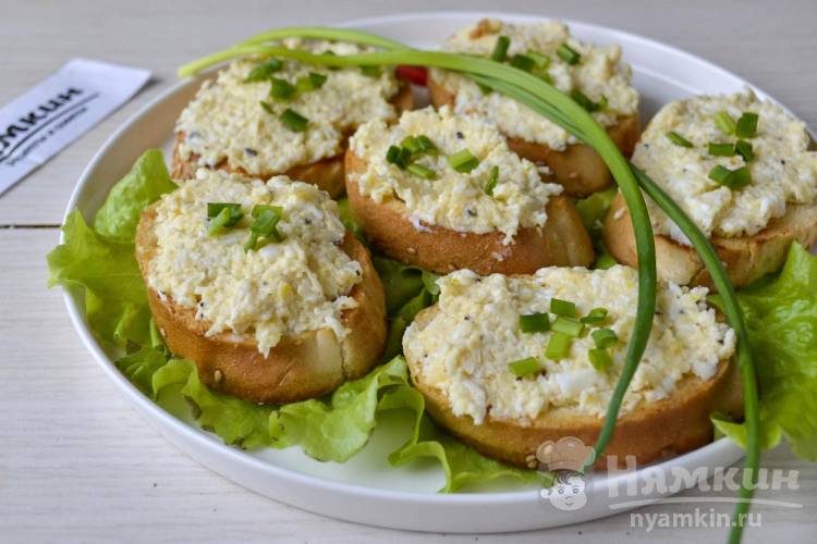 Бутерброды из поджаренного хлеба с яйцом, сыром и зеленым луком