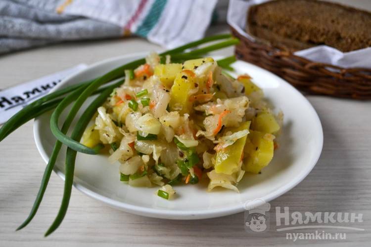 Постный салат из квашеной капусты с вареной картошкой, луком и маслом