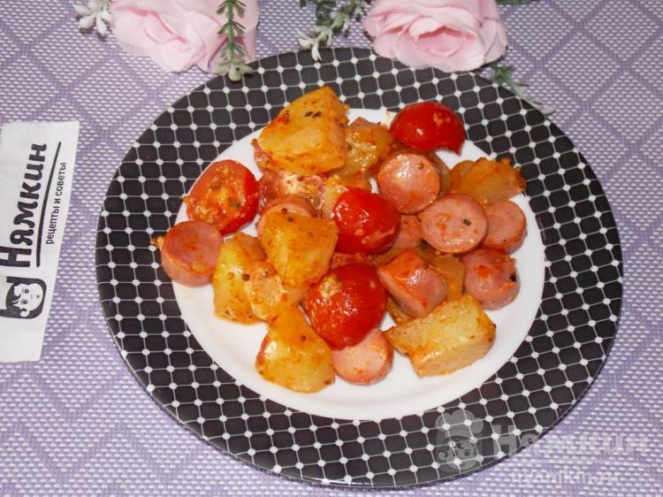 Отварной картофель, запеченный с сосисками и помидорами черри в духовке
