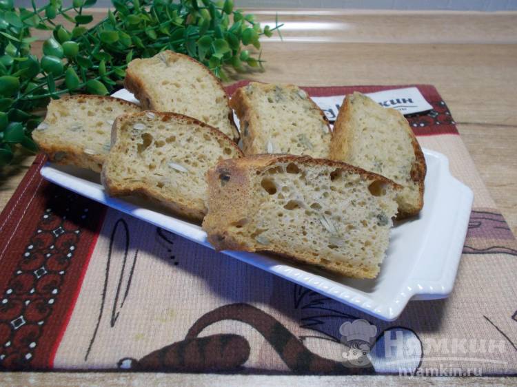 Хлеб на закваске с тыквенным пюре и тыквенными семечками в духовке
