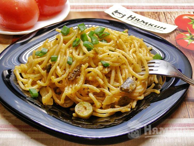 Спагетти с анчоусами и оливками по-средиземноморски