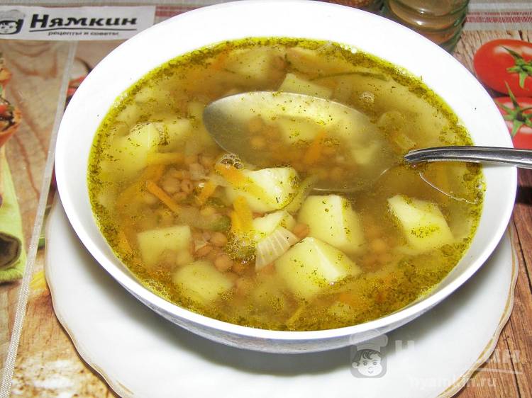 Постный суп из чечевицы с солёными огурцами и картошкой