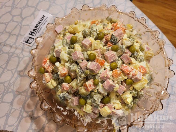 Классический салат Оливье с колбасой, маринованными огурцами и зеленым горошком