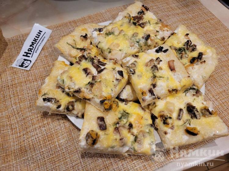 Домашняя пицца на дрожжах с морепродуктами и сыром в духовке