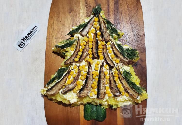 Новогодний слоеный салат Ёлочка с картофелем, кукурузой и шпротами