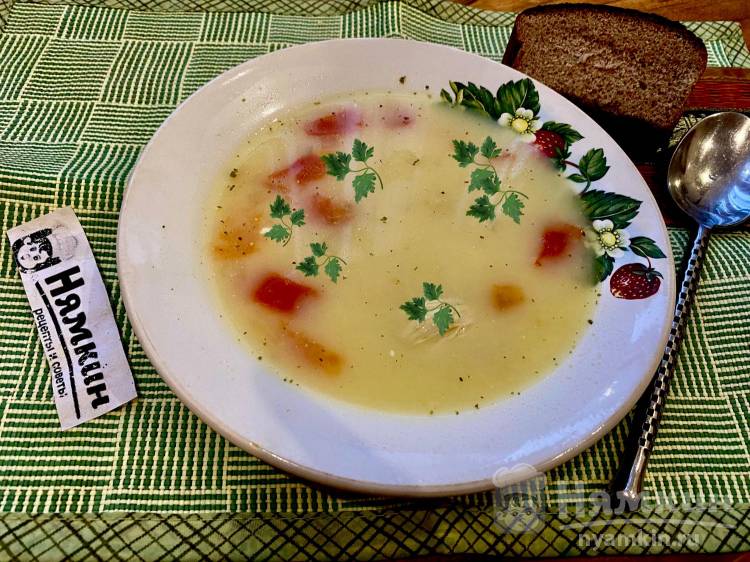 Картофельный суп на курином бульоне с плавленым сыром и помидорами