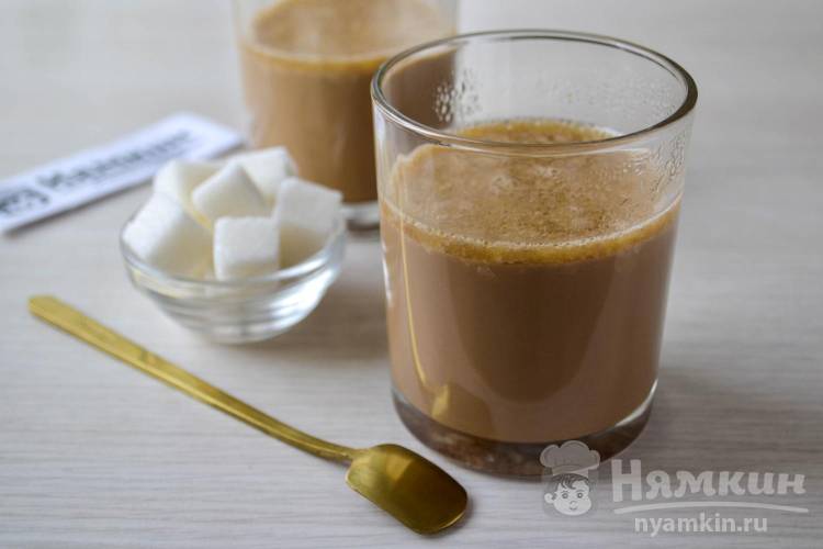 Горячий кофе на молоке с шоколадом и сливками
