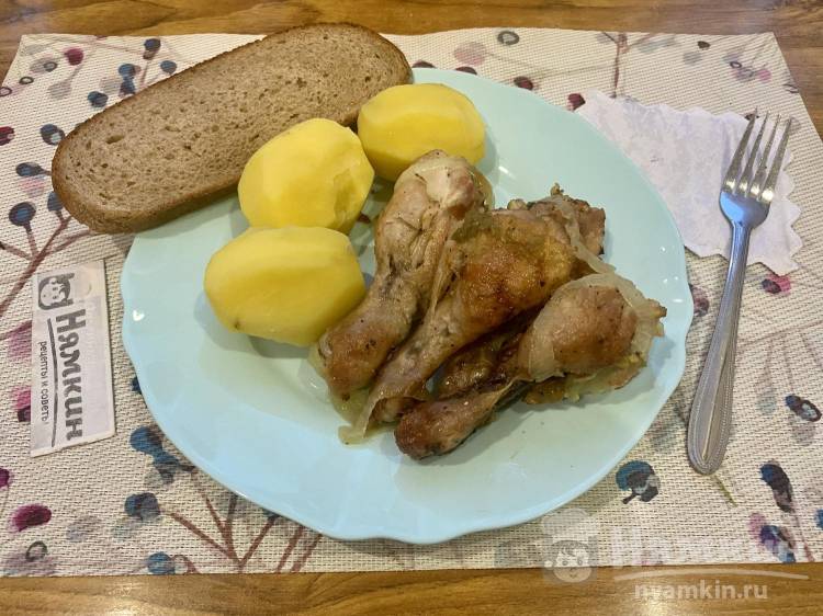 Жареные куриные голени на сковороде с вареной картошкой на гарнир