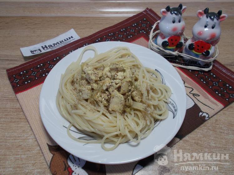 Тушеная куриная грудка кусочками с луком и спагетти