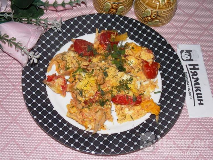 Яичница с куриным мясом и помидорами черри на сковороде