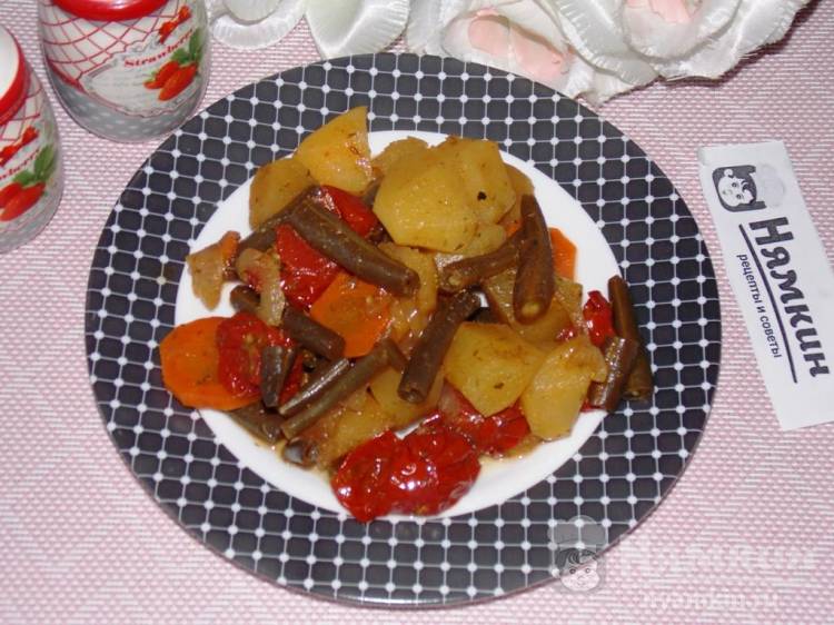 Постная картошка со стручковой фасолью и помидорами черри в рукаве