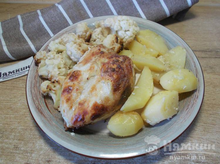Маринованная куриная грудка с картошкой и цветной капустой в рукаве