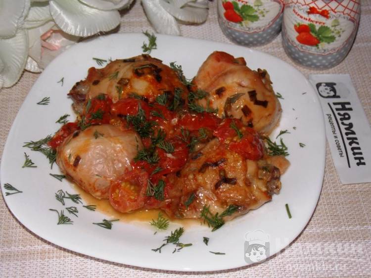 Курица кусочками с помидорами черри и зеленым луком в духовке
