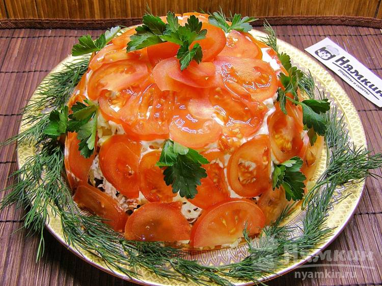 Слоёный салат с куриной грудкой, жареными грибами и помидорами Красная шапочка