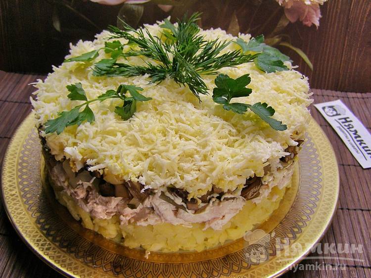 Слоёный салат с куриным филе, солёными огурцами, жареными шампиньонами и сыром