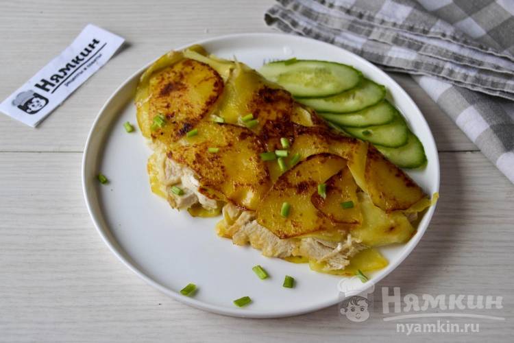 Картофельный блин с курицей и сыром на сковороде