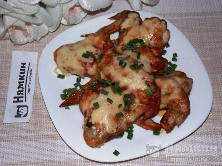 Куриные крылья с кетчупом, соевым соусом, горчицей и сыром в духовке