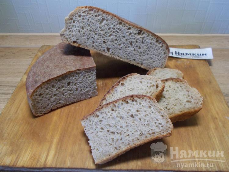 Пышный серый хлеб на закваске в форме в духовке