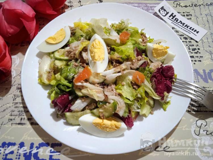 Свежий салат с консервированным тунцом, вареными яйцами и овощами