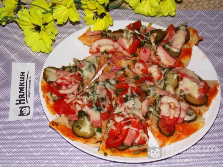 Дрожжевая пицца с колбасой, сыром сулугуни и овощами в духовке
