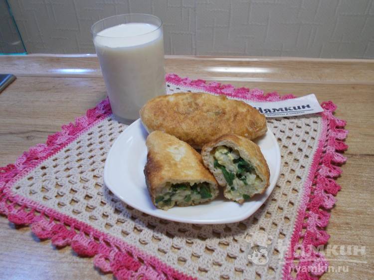 Жареные дрожжевые пирожки с зеленым луком, яйцами и вареным рисом