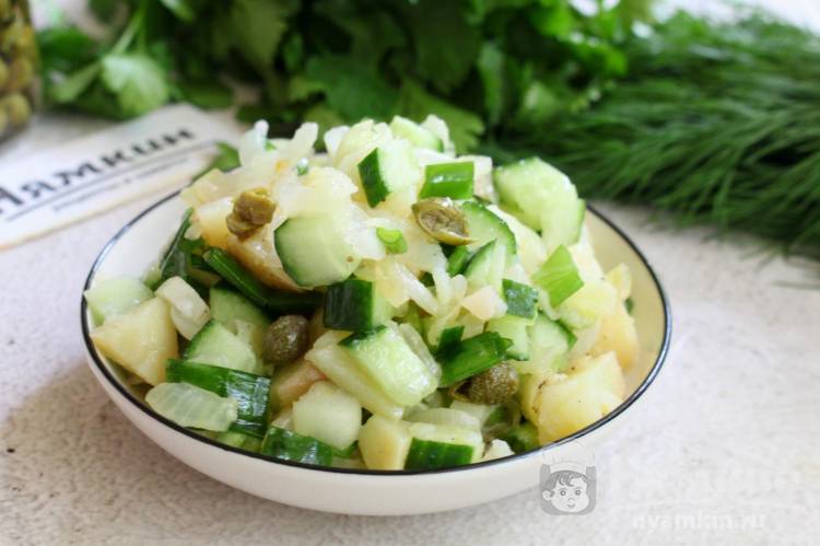 Картофельный салат с жареным луком, свежими огурцами и каперсами