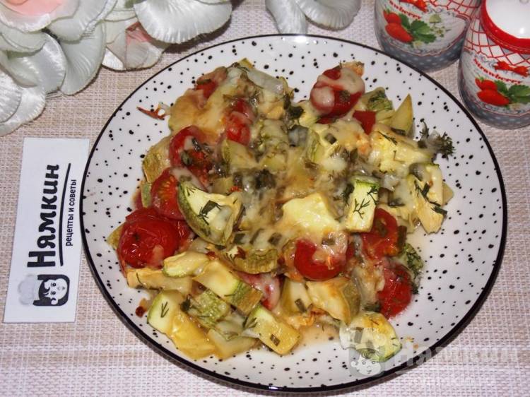 Кабачки с сыром, помидорами черри и зеленью в духовке
