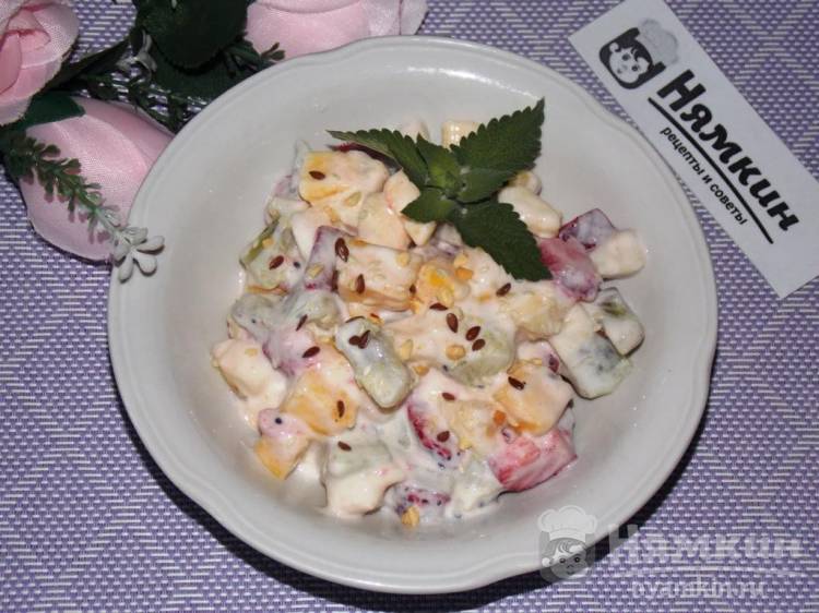 Фруктовый салат с йогуртом из манго, киви, клубники и бананов