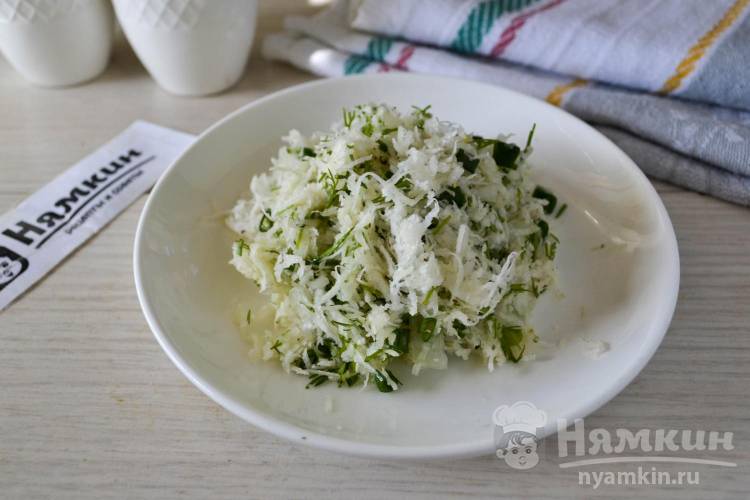 Постный салат из редьки с луком, зеленью и подсолнечным маслом