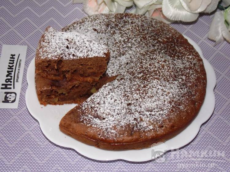 Пышный кекс на молоке с яблоками, изюмом и какао в мультиварке