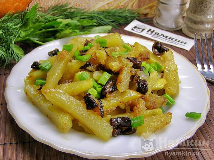 Жареная картошка с луком и свежими шампиньонами на сковороде