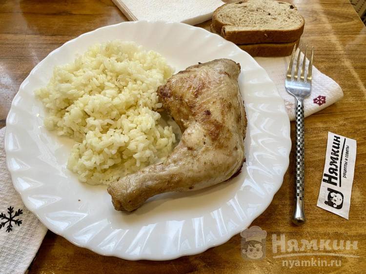 Жареные куриные окорочка целиком на сковороде с рисом на гарнир