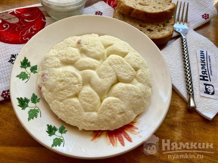 Пышный омлет с молоком и вареной колбасой на пару на сковороде