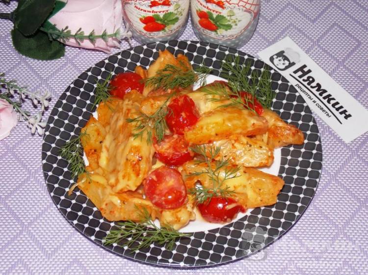 Картошка на гарнир с помидорами черри и сыром в духовке