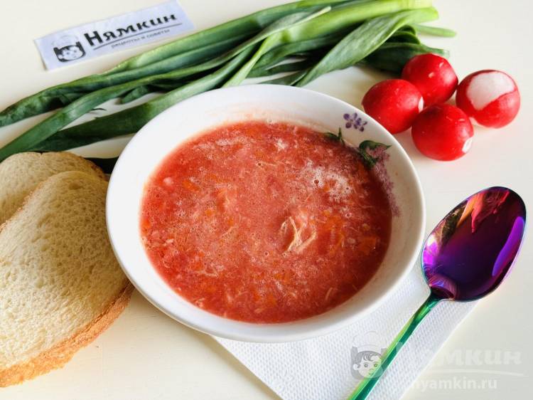 Свекольник на курином бульоне с овощами и чесноком