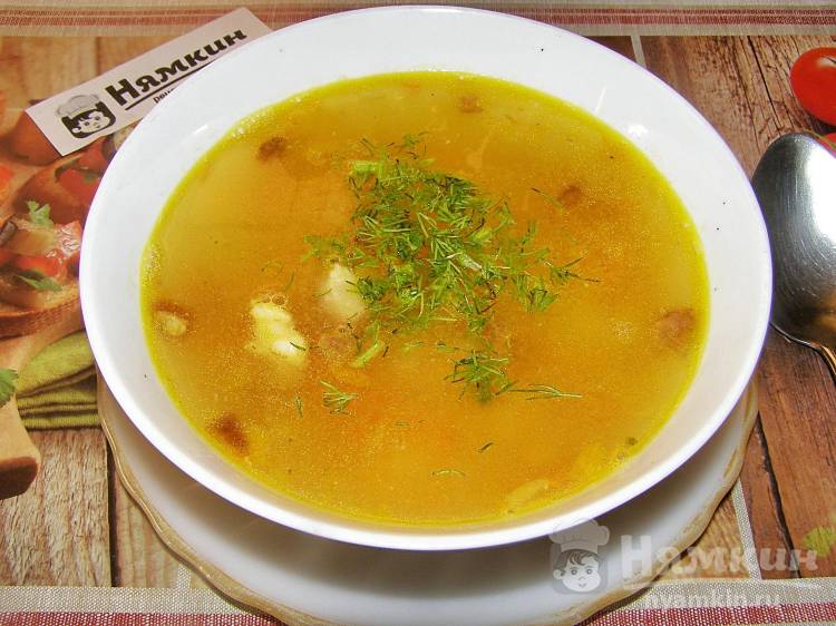 Гороховый суп с салом на бульоне из свиных костей