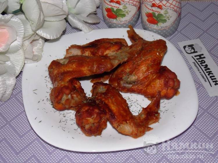 Куриные крылья с соевым соусом, сметаной и томатной пастой в духовке