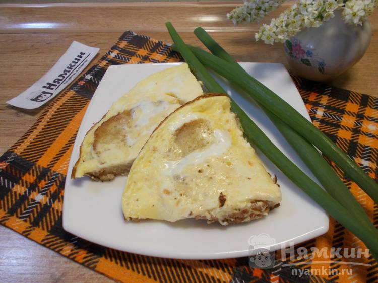 Омлет с сыром и хлебом на скорую руку на сковороде