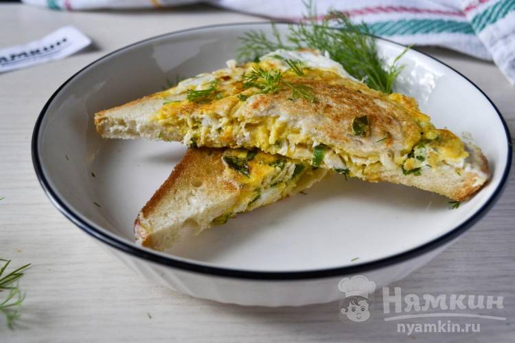 Хрустящий тост с яйцом, сыром и зеленым луком на сковороде