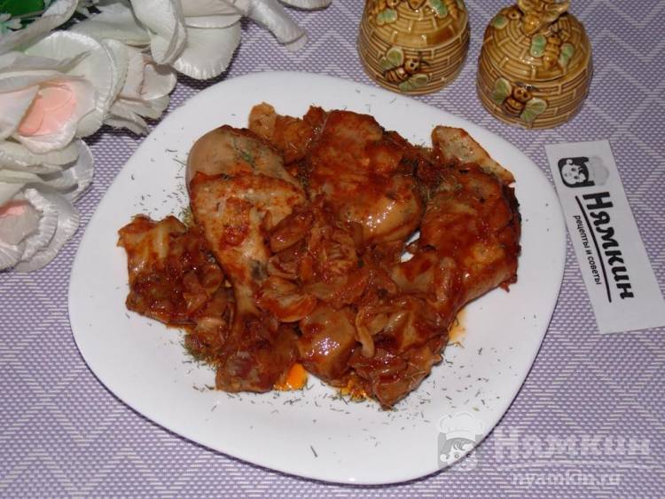 Запеченные куриные голени с белокочанной капустой в духовке под фольгой